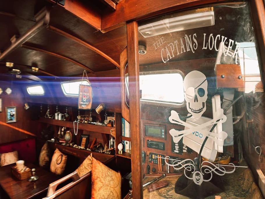 The Captains Locker - 30Ft Yacht Сан Мигел де Абона Екстериор снимка