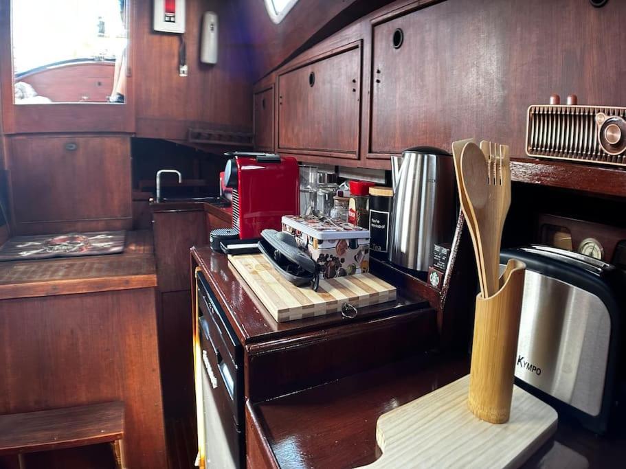 The Captains Locker - 30Ft Yacht Сан Мигел де Абона Екстериор снимка