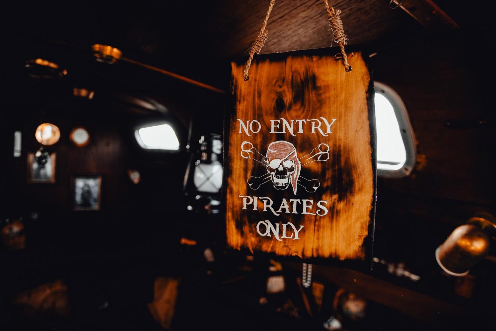 The Captains Locker - 30Ft Yacht Сан Мигел де Абона Екстериор снимка
